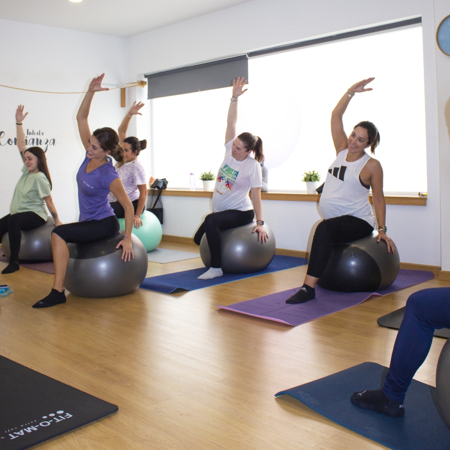 Grupo de mujeres embarazadas haciendo pilates