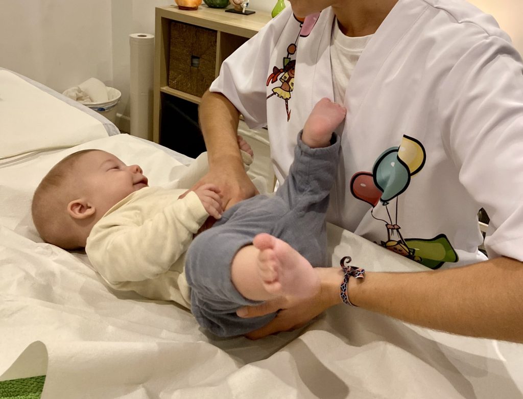 Fisioterapeuta realizando un masaje a un bebé